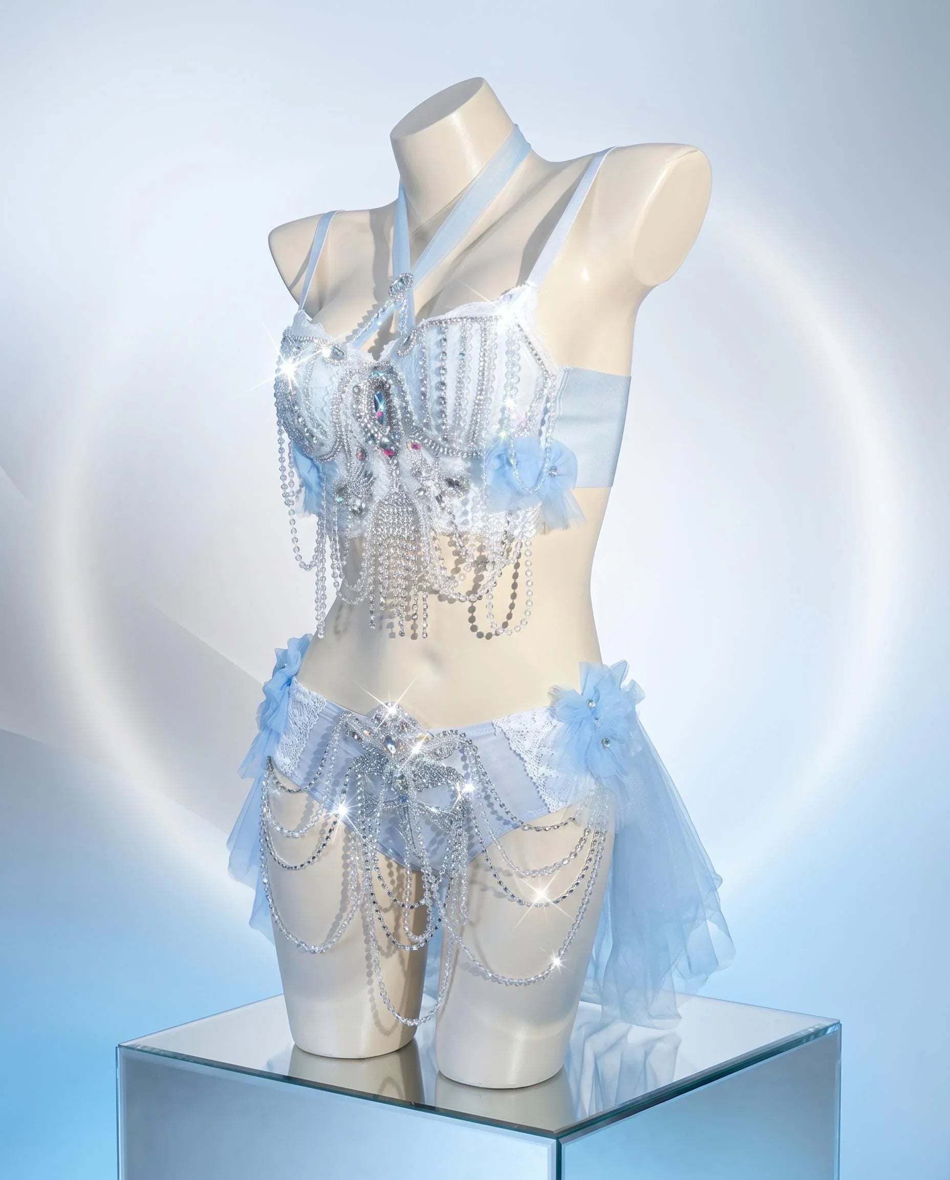 AVRY Dovea Set side look showing white feather top, layered textures and ethereal festival outfit details.