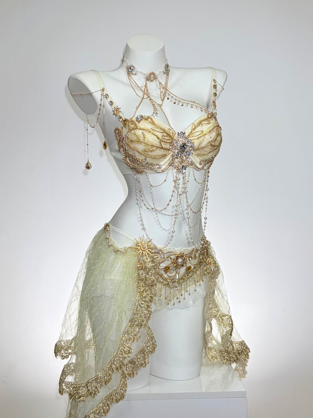 avry-uk-lacework-collection-Solstice-set-Right