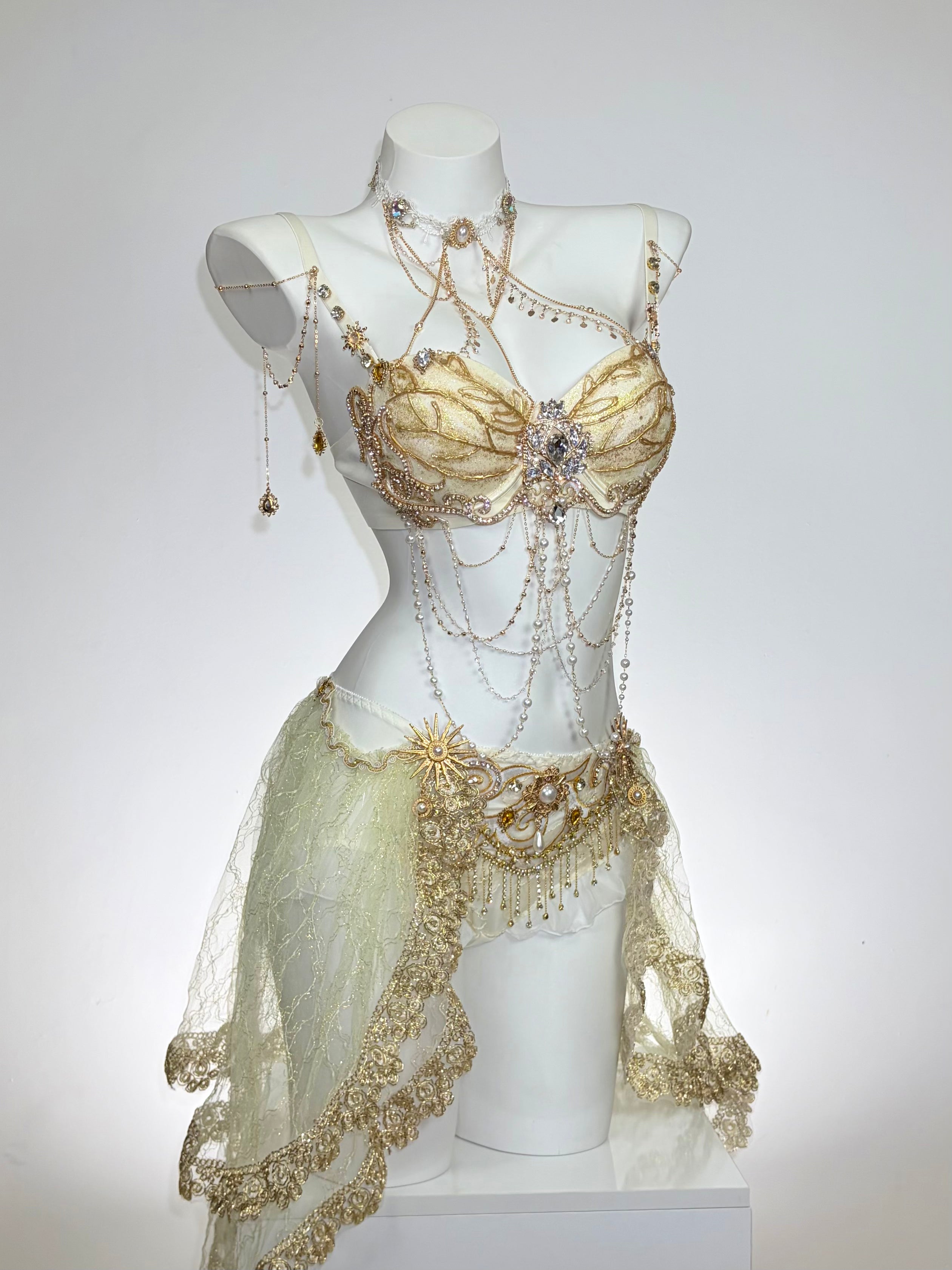 avry-uk-lacework-collection-Solstice-set-Right